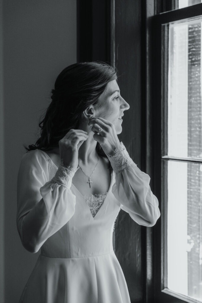 Bride getting ready at Plesant Hill Mansion 